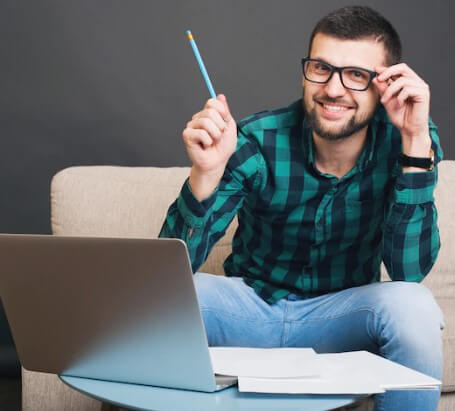 homem com computador financeiro
